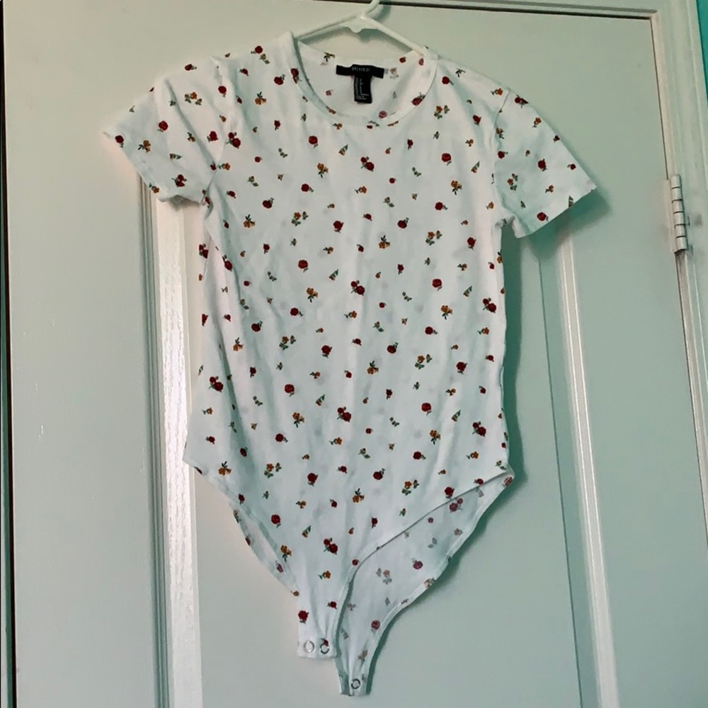 🧡White Floral bodysuit Tee🧡